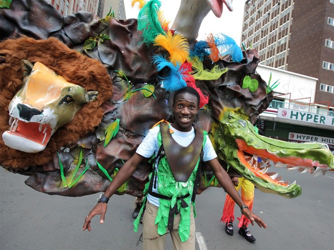 Kolorowa parada na ulicach Hillbrow w RPA