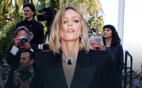 Rubik w garniturze i koronkach na czerwonym dywanie w Cannes