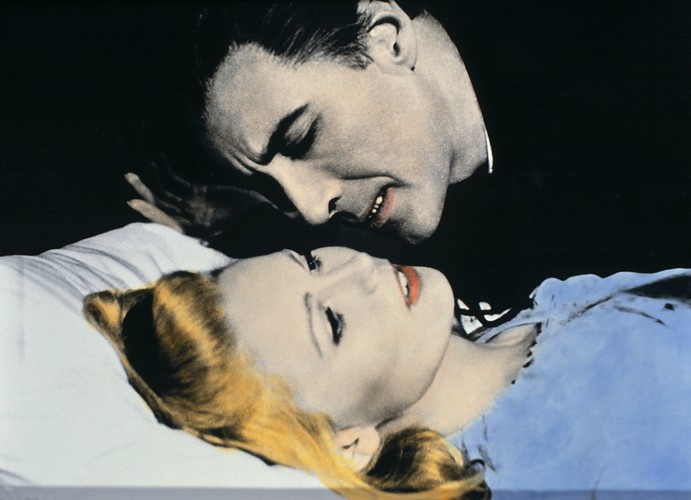Veronica Carlson i Christopher Lee jako Hrabia Dracula
