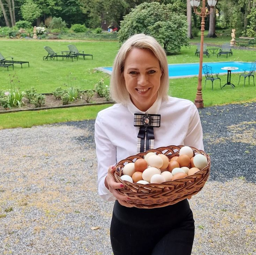 Adriana Poláková zásobuje fanúšikov fotkami zo zámočku v rakúskej obci Burgau. 