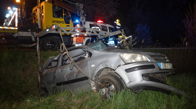 Árokba borult egy autó Dunatetétlen térségében, a sofőr meghalt / Fotó: MTI/Donka Ferenc