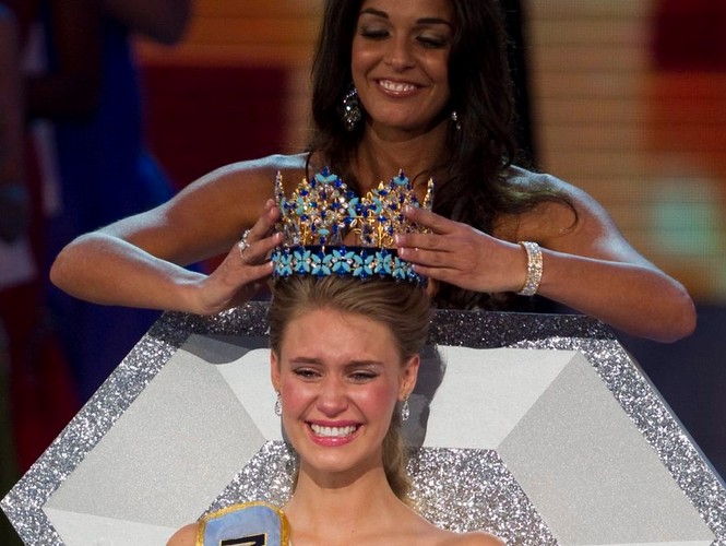 Koronacja królowej piękności przez zeszłoroczną zwyciężczynię z Gibraltaru