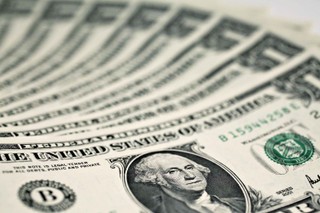 Dolar nabiera sił