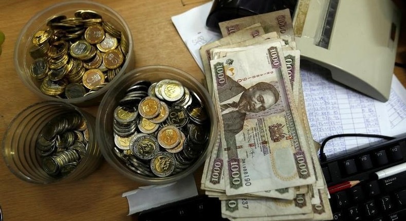 Kenya shilling coins and notes are pictured inside a cashier's booth at a forex exchange bureau in Kenya's capital Nairobi, April 20, 2016. REUTERS/Thomas Mukoya?