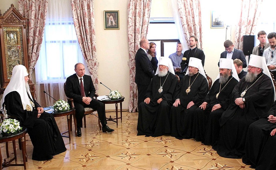 Metropolita Onufry (drugi z prawej) podczas spotkania członków Świętego Synodu Rosyjskiej Cerkwii Prawosławnej w Ukrainie z Władimirem Putinem i patriarchą moskiewskim Cyrylem (pierwszy z lewej), lipiec 2014 r.
