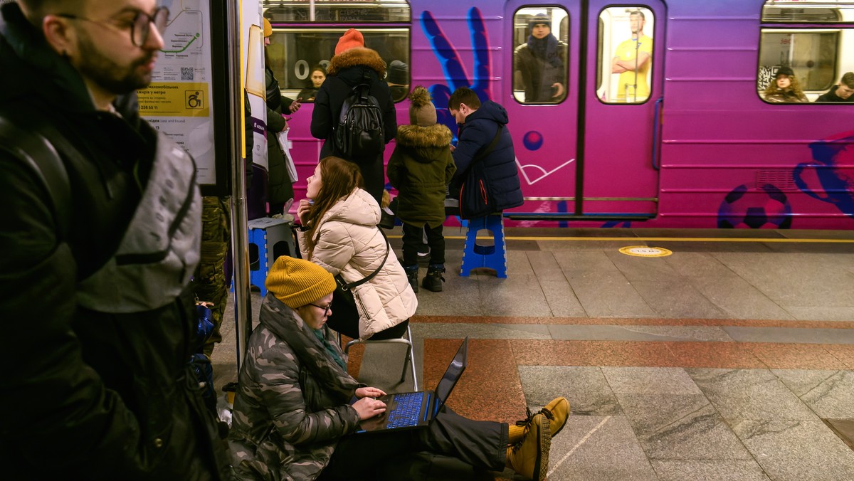 Ludzie ukrywający się na stacji metra podczas rosyjskich ataków rakietowych w Kijowie.