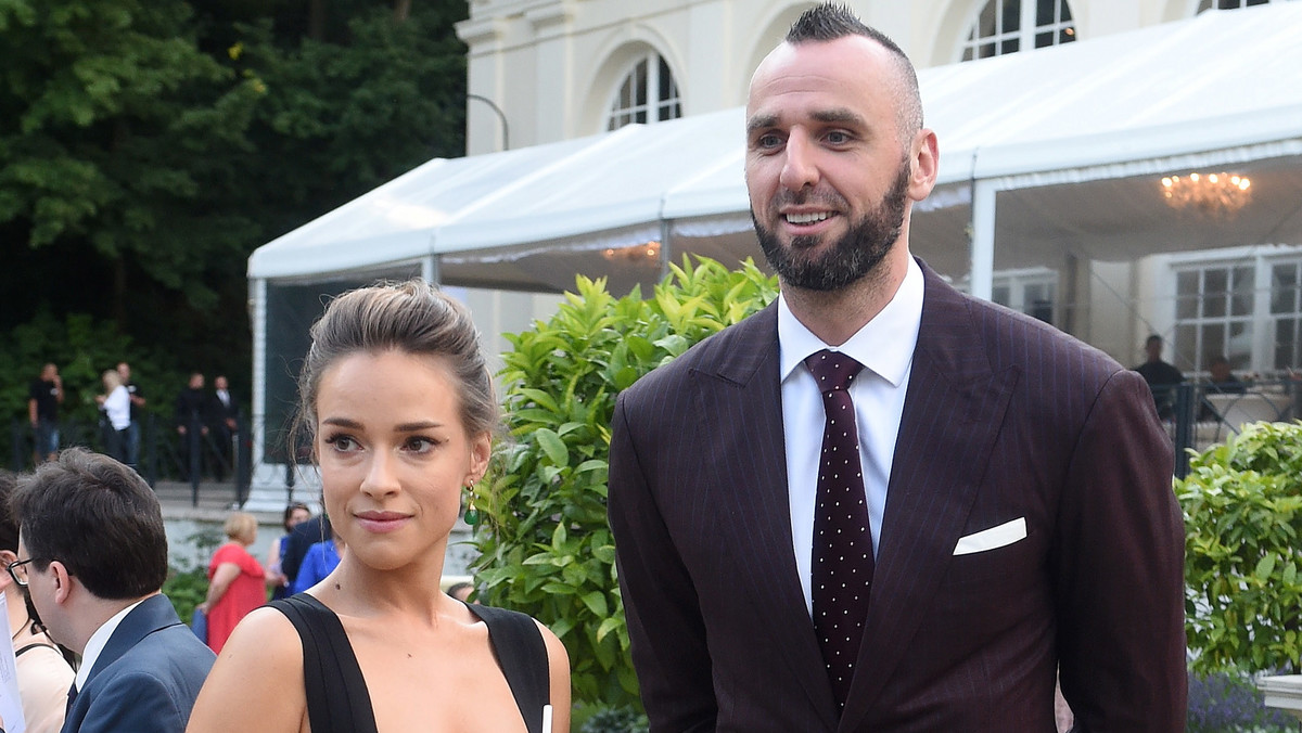 Marcin Gortat i Alicja Bachleda-Curuś są razem? Kolorowa prasa i portale internetowe od jakiegoś czasu starają się poznać odpowiedź na to pytanie. Jeden z instagramowych profili jeszcze bardziej rozgrzał atmosferę, dodając wspólne zdjęcie Gortata i Bachledy-Curuś, które para zabawnie skomentowała. Potwierdzili tym swoją miłość?