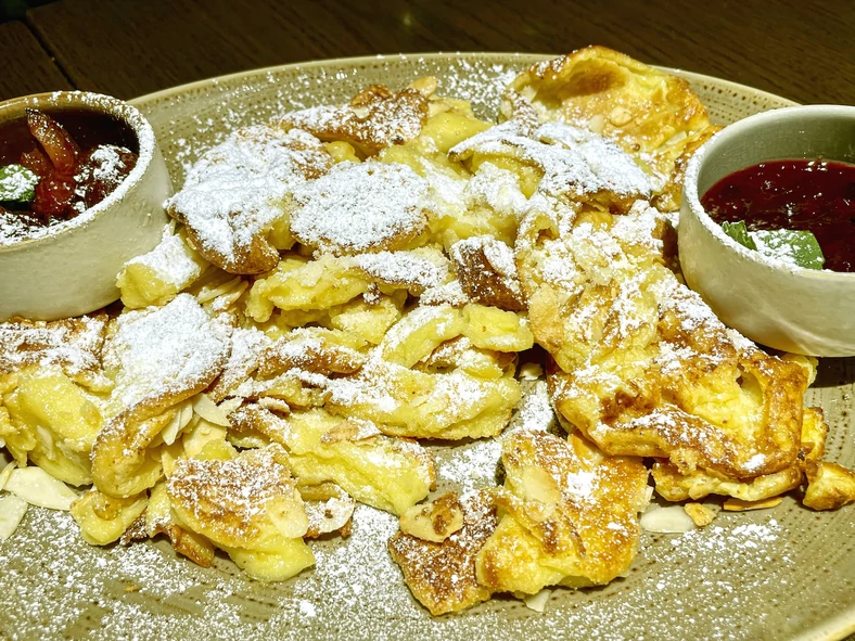 Kaiserschmarren to zwykle olbrzymia porcja, której nie da się zjeść w pojedynkę