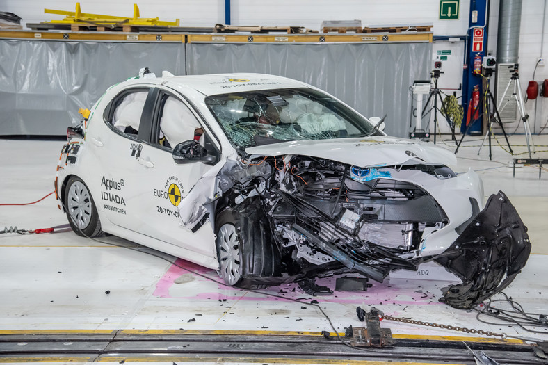 Nowa Toyota Yaris rozbita według nowych zasad. Czy jest
