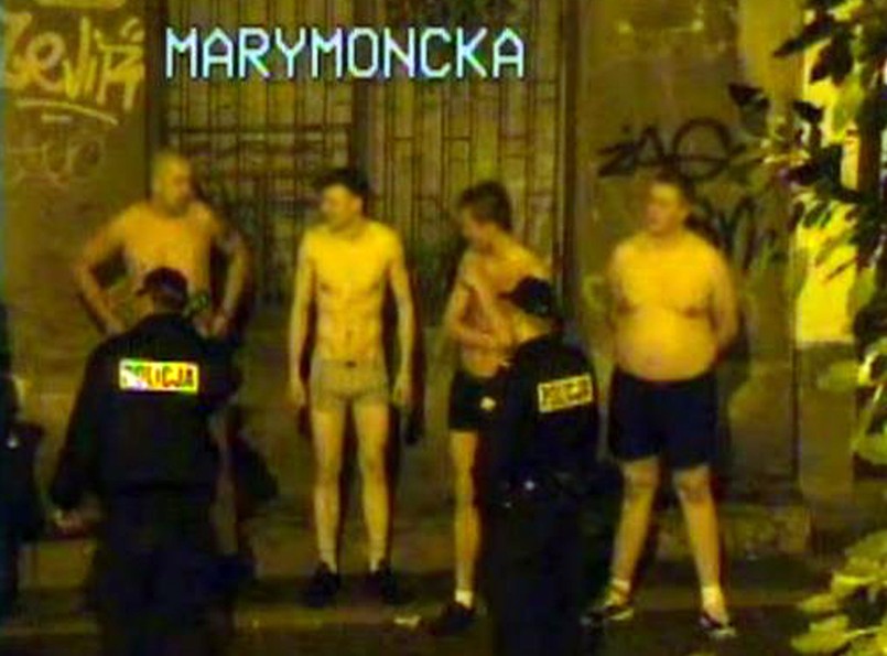 Czterech nagich mężczyzn na warszawskich Bielanach nago wracało z imprezy