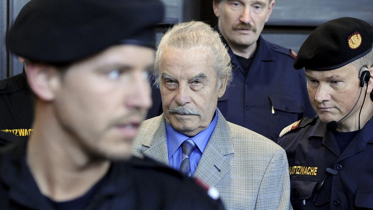 Josef Fritzl, Austriak, który więził swoją córkę w piwnicy przez 24 lata i spłodził z nią siedmioro dzieci, twierdzi, że żona nadal go kocha - informuje serwis telegraph.co.uk