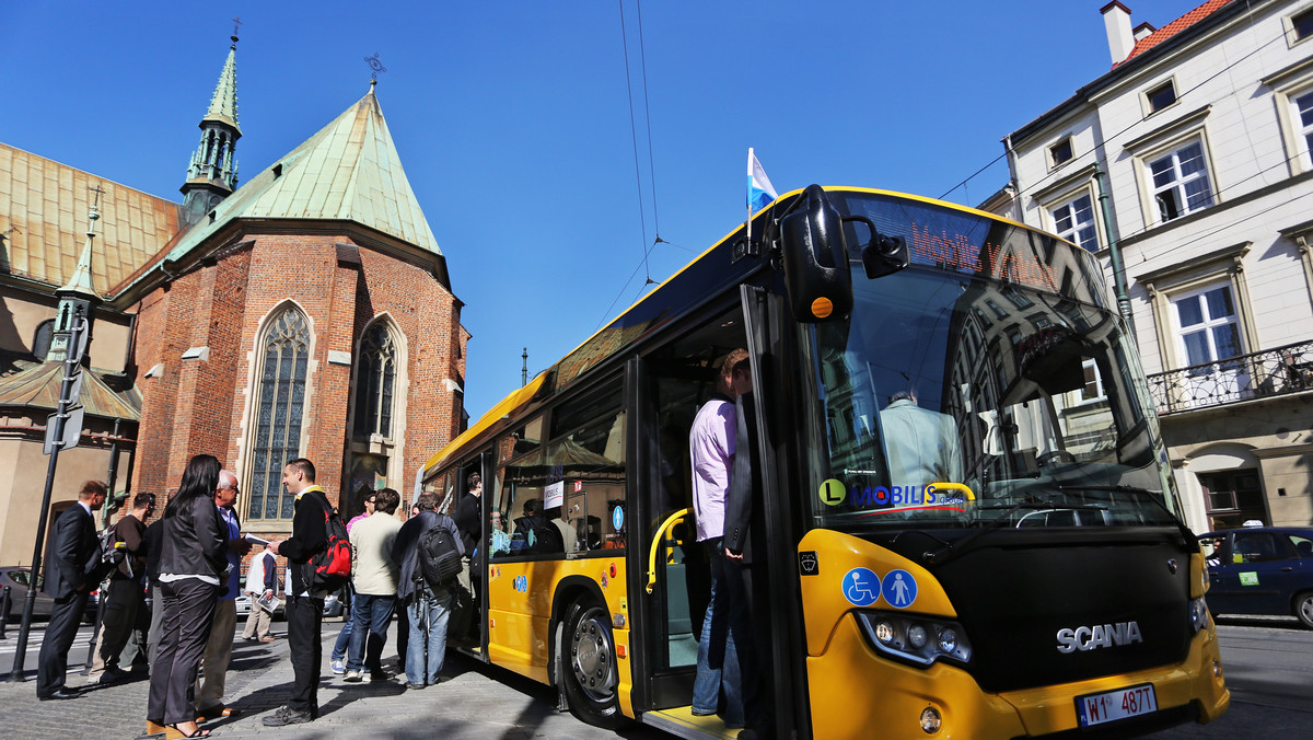 Dzisiaj wchodzi w życie umowa podpisana w ubiegłym roku, na mocy której Mobilis będzie obsługiwał w sumie 13 linii autobusowych komunikacji miejskiej w Krakowie. W ostatniej chwili urzędnicy dokonali zamiany w obsłudze dwóch linii. Od 1 sierpnia powinna też zacząć obowiązywać nowa umowa z MPK, ale wciąż nie jest ona gotowa. Miastu jednak nie grozi, że autobusy i tramwaje przestaną kursować.