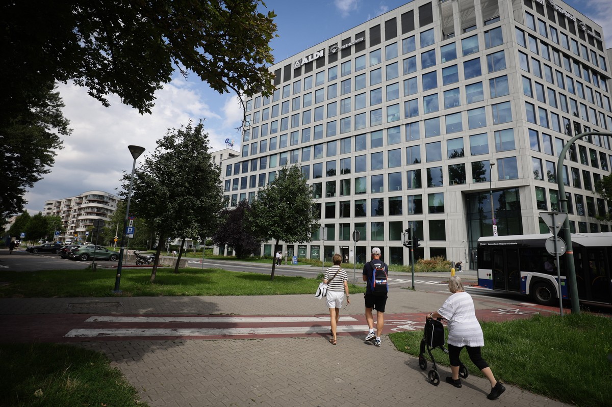 Niespodziewane zwolnienia grupowe w Krakowie. Znana firma zamyka dział. AI się do tego przyłożyła