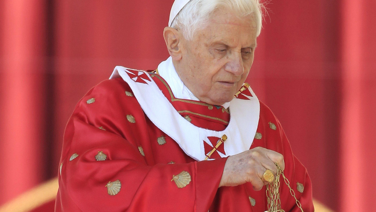 Benedykt XVI podczas mszy w Niedzielę Palmową na Placu świętego Piotra powiedział, że wraz z osiągnięciami techniki wzrosły także "możliwości zła" i ludzkie ograniczenia. - Wystarczy pomyśleć o katastrofach ostatnich miesięcy, dręczących ludzkość - zauważył. - To pycha oddala nas od Boga - dodał papież.