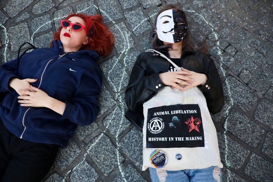 Dla nastolatków ważniejsze od relacji z rodzicami jest poznawanie nowych znajomych o podobnych wartościach. / fot. NurPhoto/Getty Images