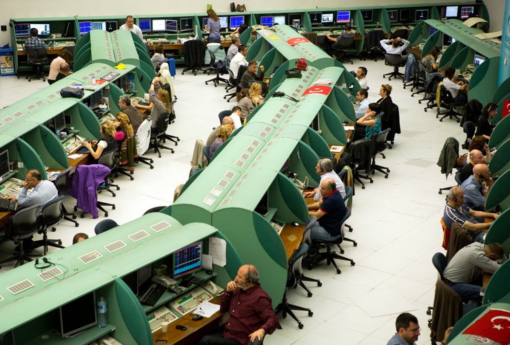 Stambuł zawsze był finansową stolicą Turcji, choć administracyjną stolicą kraju od 1923 roku jest Ankara. Giełda Papierów Wartościowych w Stambule została zainaugurowana w 1986 roku. Turcja ostatnio jest jednym z najbardziej 'popytowych' rynków wschodzących wśród inwestorów. W ciągu ostatniego roku agencje ratingowe, które długo nie chciały dostrzegać jej potencjału, podniosły oceny kredytowe kraju z poziomów blisko śmieciowych. Jednak wielu uważa, że ratingi Fitch czy Moody’s są wciąż poniżej poziomu inwestycyjnego. Turecka giełda zanotowała jeden z najlepszych wyników na świecie w 2012 roku.