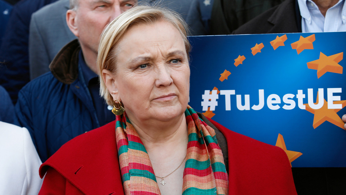 Prokuratura: wieszanie zdjęć europosłów na szubienicach to nie groźba. Róża Thun komentuje