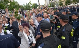 Policja: Frasyniuk odpowie za naruszenie nietykalności policjanta