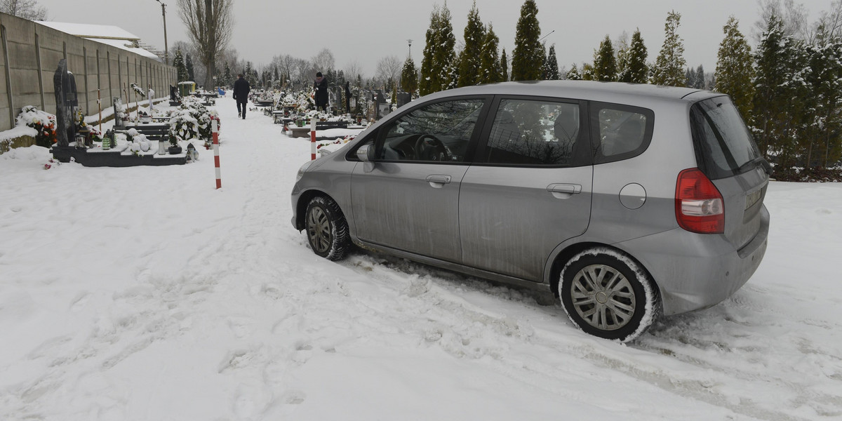 Pochowali ludzi na drodze