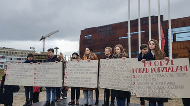 Ulicami Gdańska przemaszerowali pomorscy licealiści. Ich postulaty trafią do prezydenta i premiera