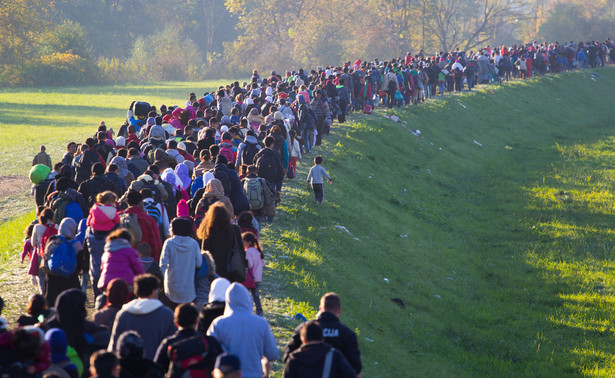 Migranci, uchodźcy i kary. O co grają Bruksela i Warszawa?