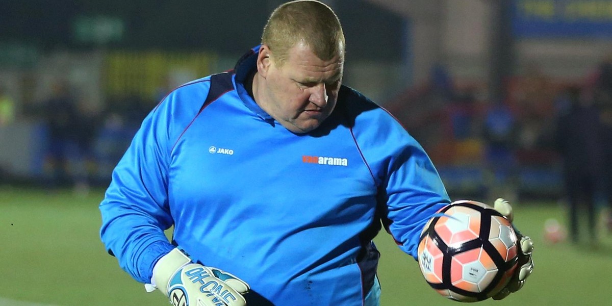 Wayne Shaw – najgrubszy bramkarz świata zagra z Arsenalem Londyn?