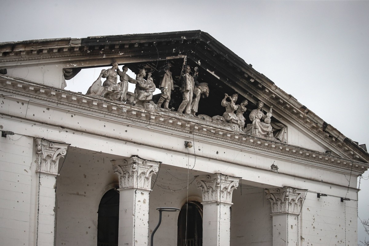 Zniszczony teatr w Mariupolu