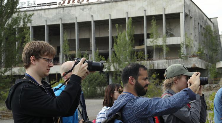 Csernobilban fényképezkedő turisták.