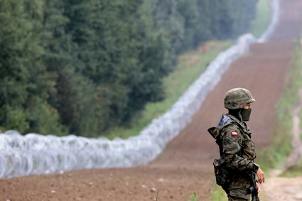 Ponad połowa Polaków popiera budowę zapory na granicy, wynika z sondażu