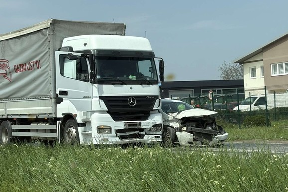 NA AUTOMOBIL NALETEO KAMION Teška nesreća na Rumenačkom putu u Novom Sadu, tri osobe povređene (FOTO)