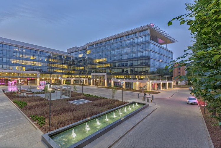 Certyfikat BREEAM (BRE Environmental Assessment Method) to najbardziej ceniony w Europie i najlepiej dostosowany do lokalnych warunków sposób oceny budynków uwzględniający różnorodne aspekty zrównoważonego budownictwa tj. m.in.: zdrowie i samopoczucie użytkowników, wydajność energetyczną, zużycie wody, zastosowanie innowacyjnych technologii i materiałów, optymalne wykorzystanie terenu, transport i lokalizację, minimalizację zanieczyszczeń i odpadów.