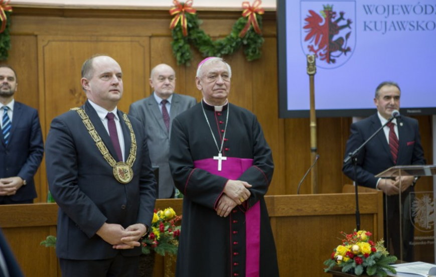 Nadanie honorowego obywatelstwa województwa kujawsko-pomorskiego biskupowi Andrzejowi Suskiemu.