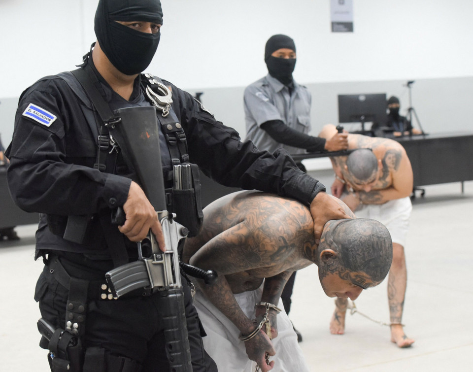 Mężczyźni transportowani do więzienia CECOT w Salwadorze