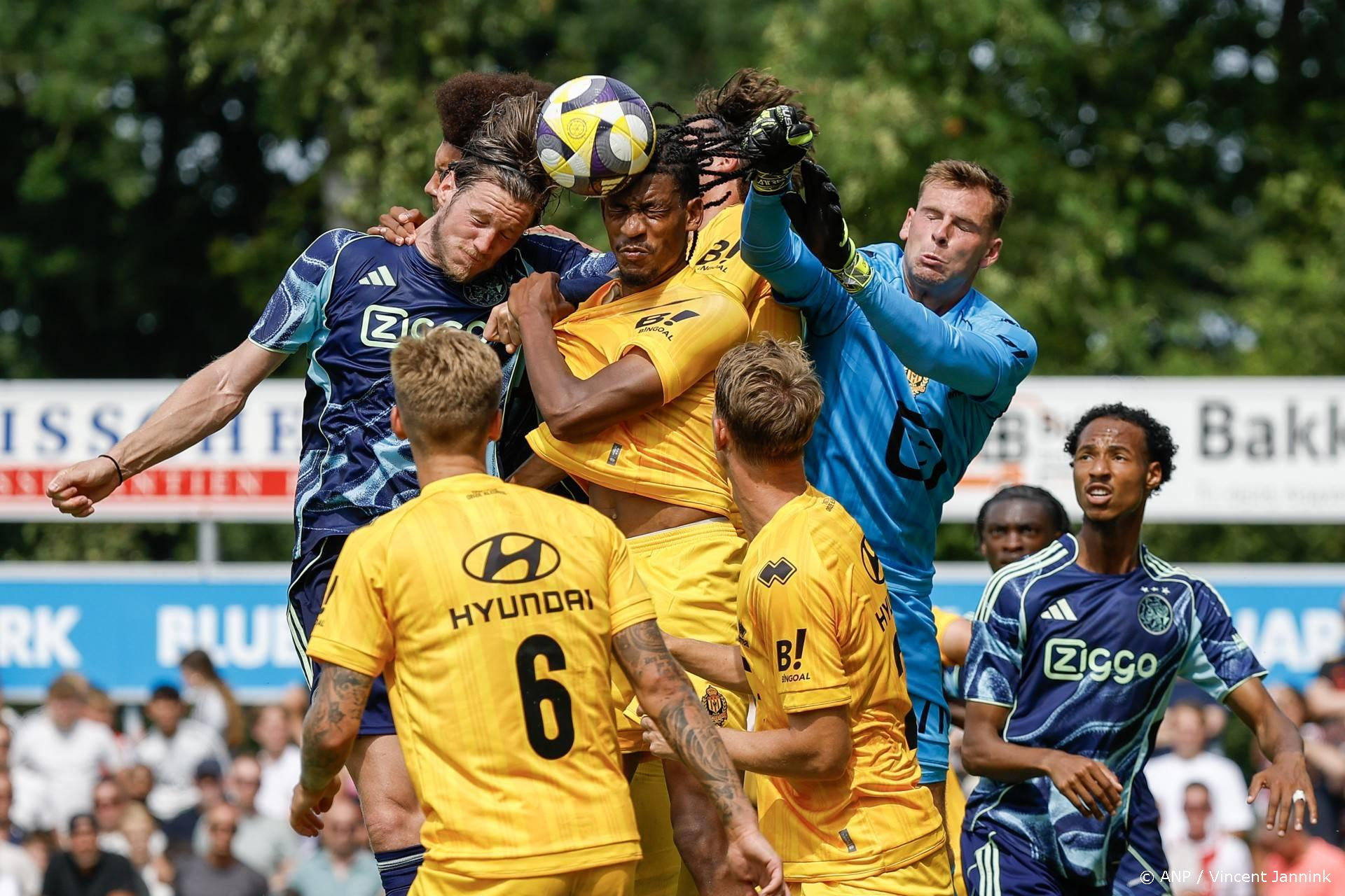 Ajax wint oefenduel van KV Mechelen 3-2 in Oldebroek