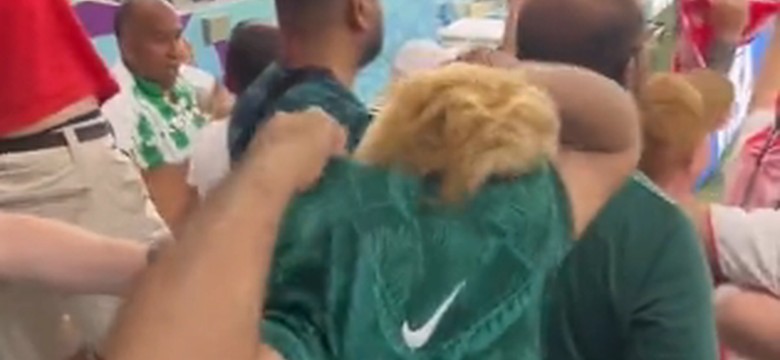 To nagranie jest hitem w sieci. Kibic w koszulce Arabii nagle ją zdjął, a tam...