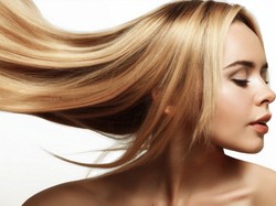 Jak przywrócić włosom blask po wakacyjnych wojażach? Garść niezawodnych porad