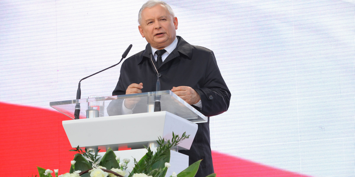 Kaczyński o "niegodnym traktowaniu ciał poległych"