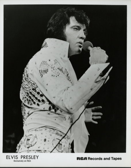 Elvis Presley podczas koncertu 