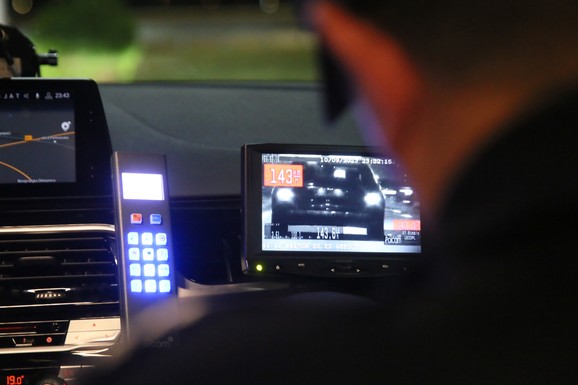 Bahati vozač divljao autoputem besnom mašinom SKORO 200 NA SAT! Kad ga je policija uhvatila kod Surčina, zbog jedne stvari odmah su se UHVATILI ZA GLAVU