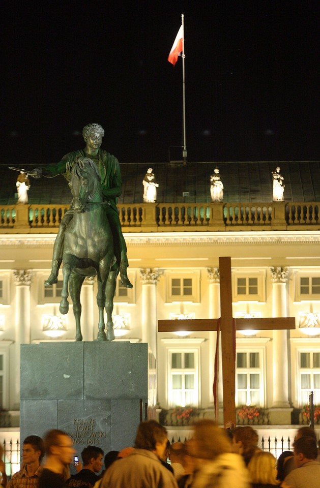 WARSZAWA KRZYŻ POD PAŁACEM PREZYDENCKIM