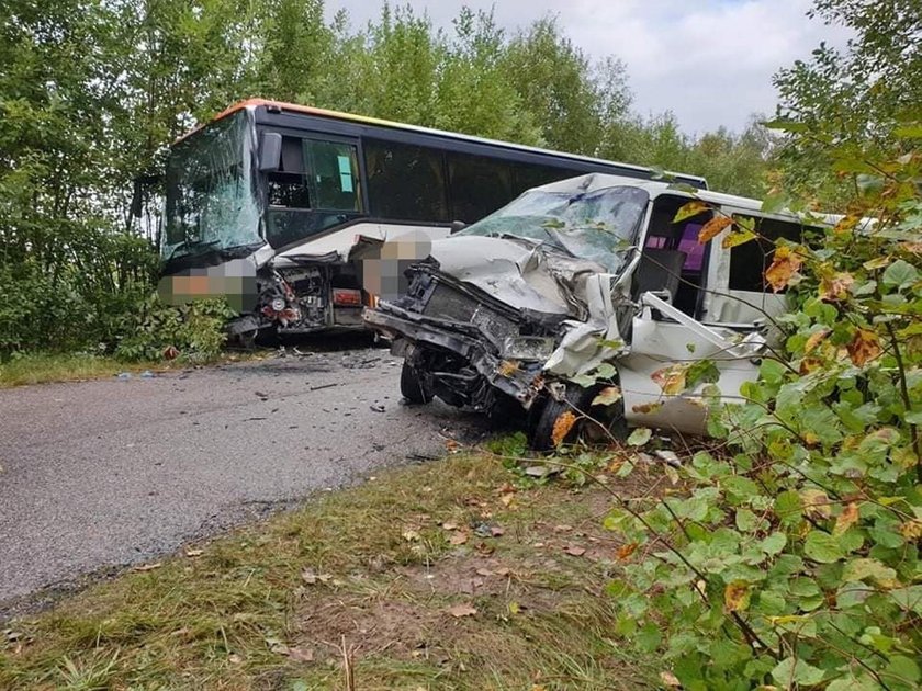 Tragiczny wypadek na Podlasiu. Zderzenie autobusu szkolnego z busem. Jedna osoba nie żyje