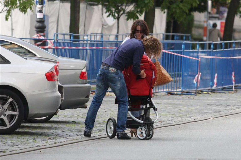 Tancerz "Tańca..." lansuje się w kanjpie z dzieckiem