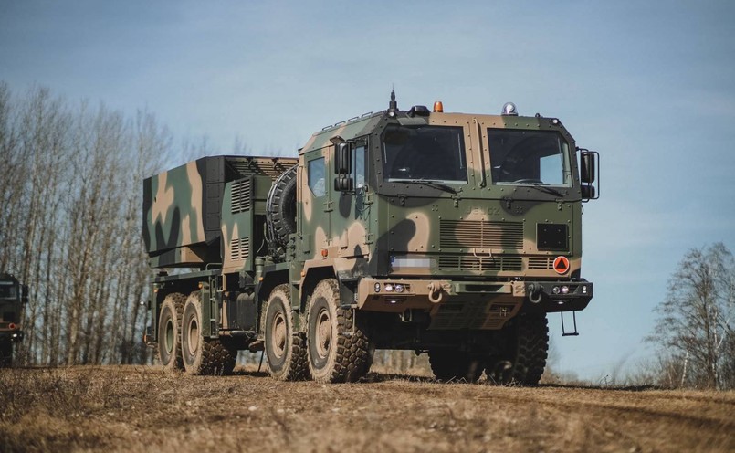 Jelcz z napędem 8x8 uzbrojony w wyrzutnię Homar-K, czyli koreańską K239 Chunmoo