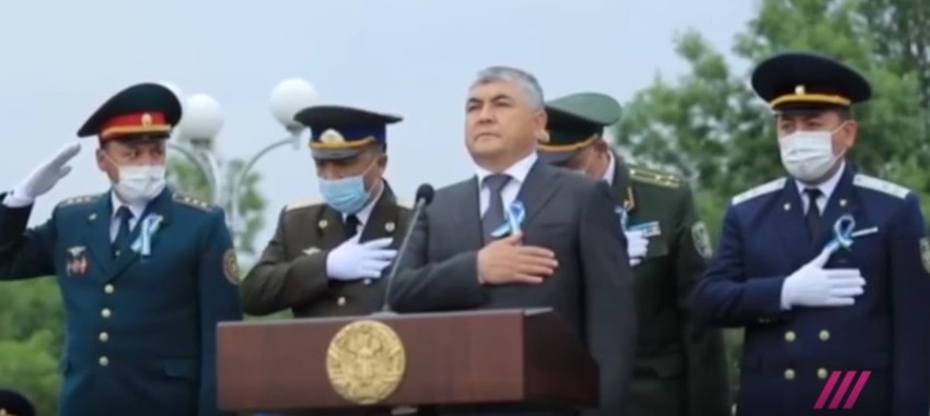 Na kraju je samo jedan oficir salutirao dok su drugi držali ruke na srcu