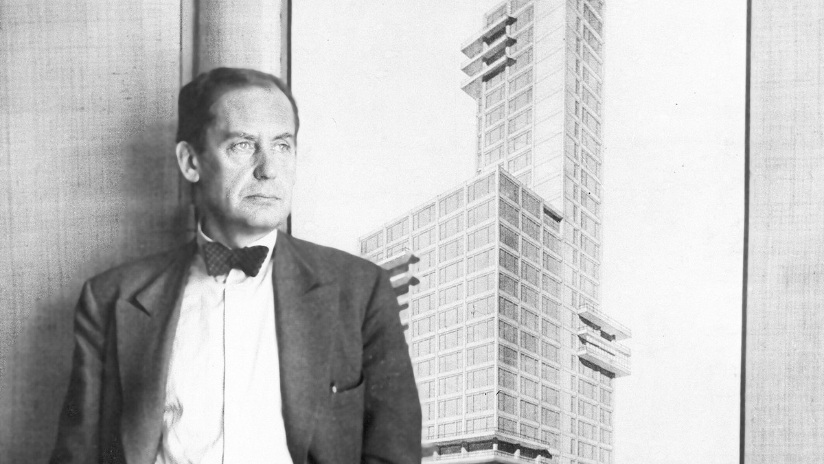 Walter Gropius pozuje przy jednym ze swoich projektów – budynku „Chicago Tribune