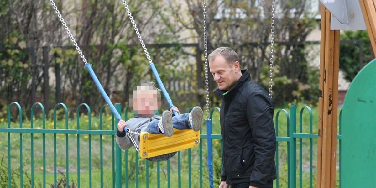 Tak premier Tusk niańczy wnuka. FOTO 