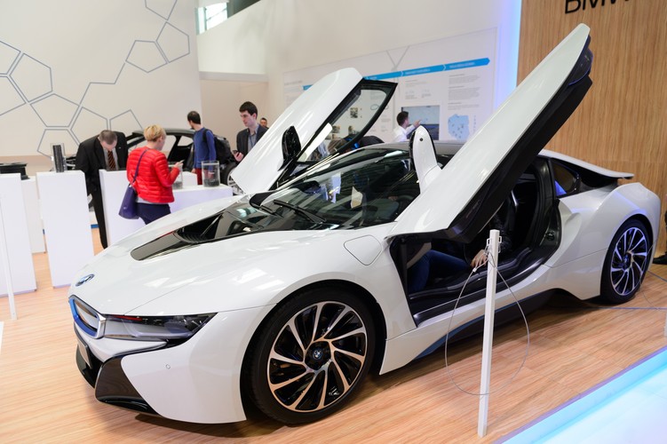 Hybrydowe BMW i8 zaprezentowane podczas targów motoryzacyjnych Motorshow 2015, w Poznaniu. <br><br>(mgo) PAP/Jakub Kaczmarczyk