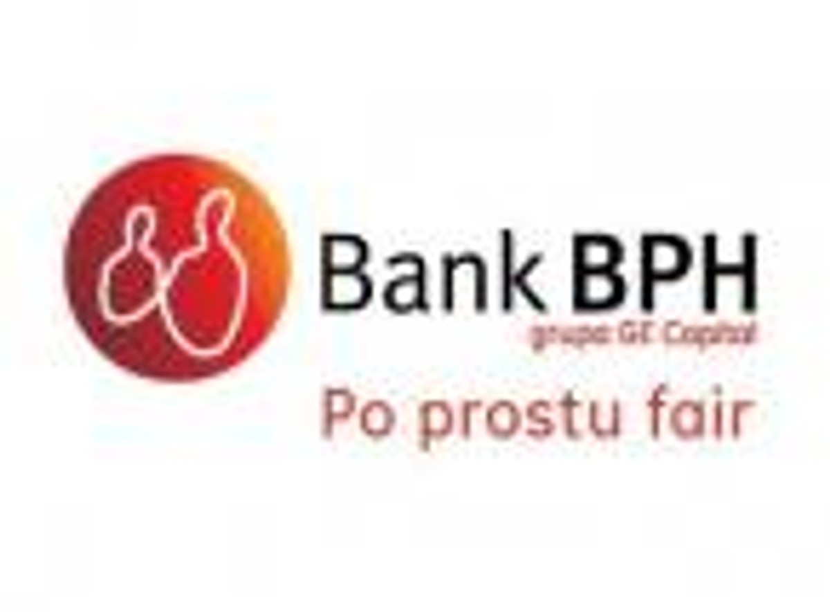 Wynik z tytułu odsetek wyniósł 295,53 mln zł wobec 341,09 mln zł rok wcześniej. Wynik z tytułu prowizji i opłat sięgnął 131,88 mln zł wobec 137,83 mln zł rok wcześniej.