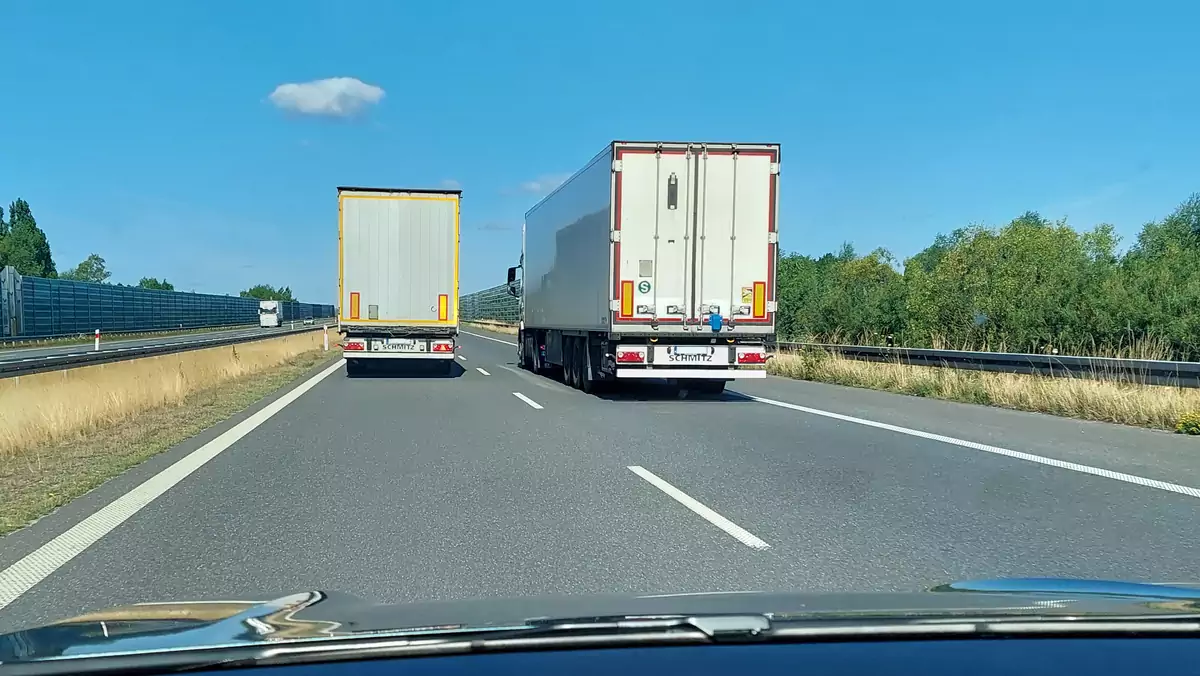 Wyprzedzające się ciężarówki