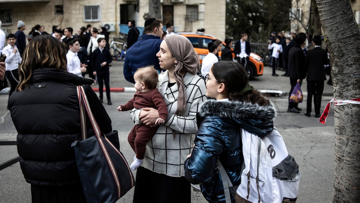 Roditelji ispred vrtića u Jerusalimu u kojem su preminule dve bebe